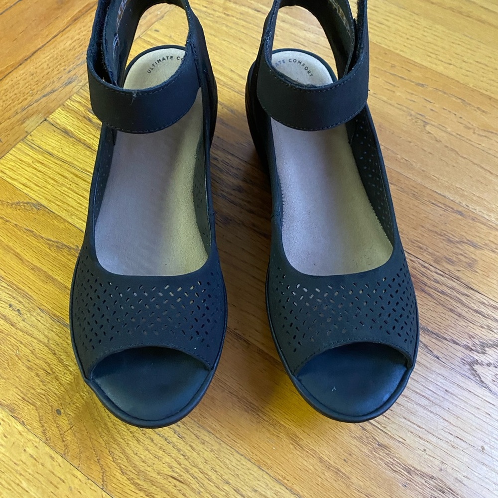 Clark’s Wedge Sandal Ankle-Strap Comfort Shoe - Black - Picture 6 of 7